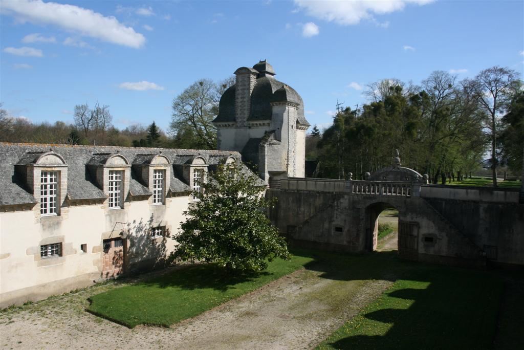 Château 17e s. M.H. dépendance et parc VENDU