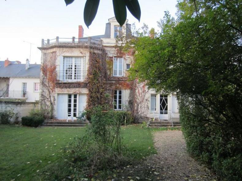 SAUMUR Maison bourgeoise dépendances VENDU