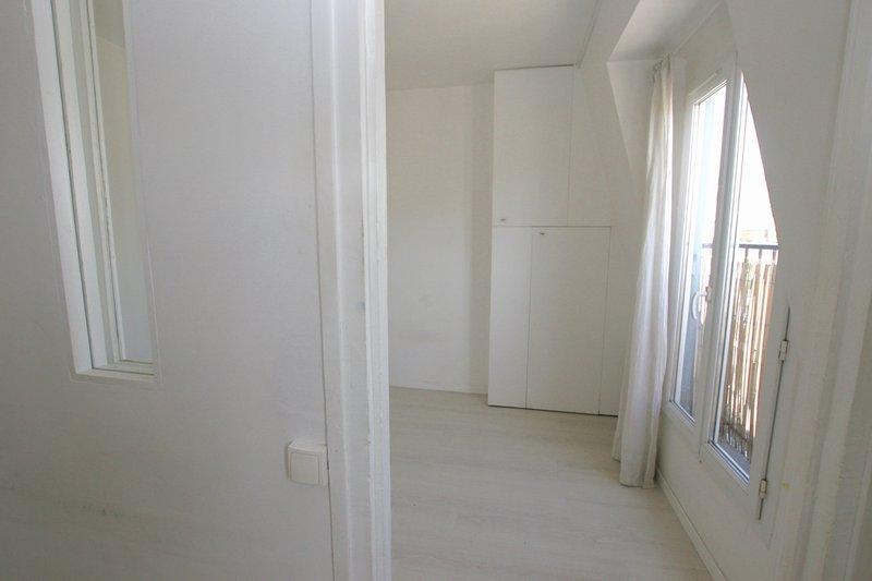 Appartement T2 lumineux à rénover Quai de Valmy