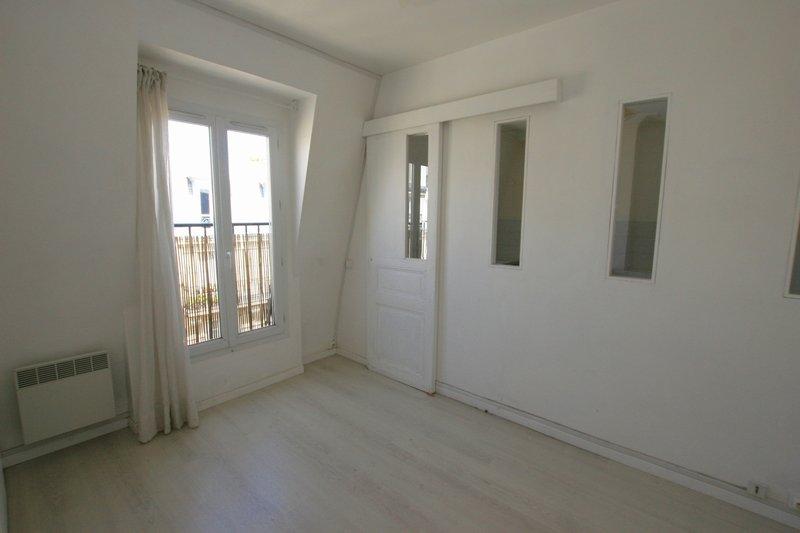 Appartement T2 lumineux à rénover Quai de Valmy