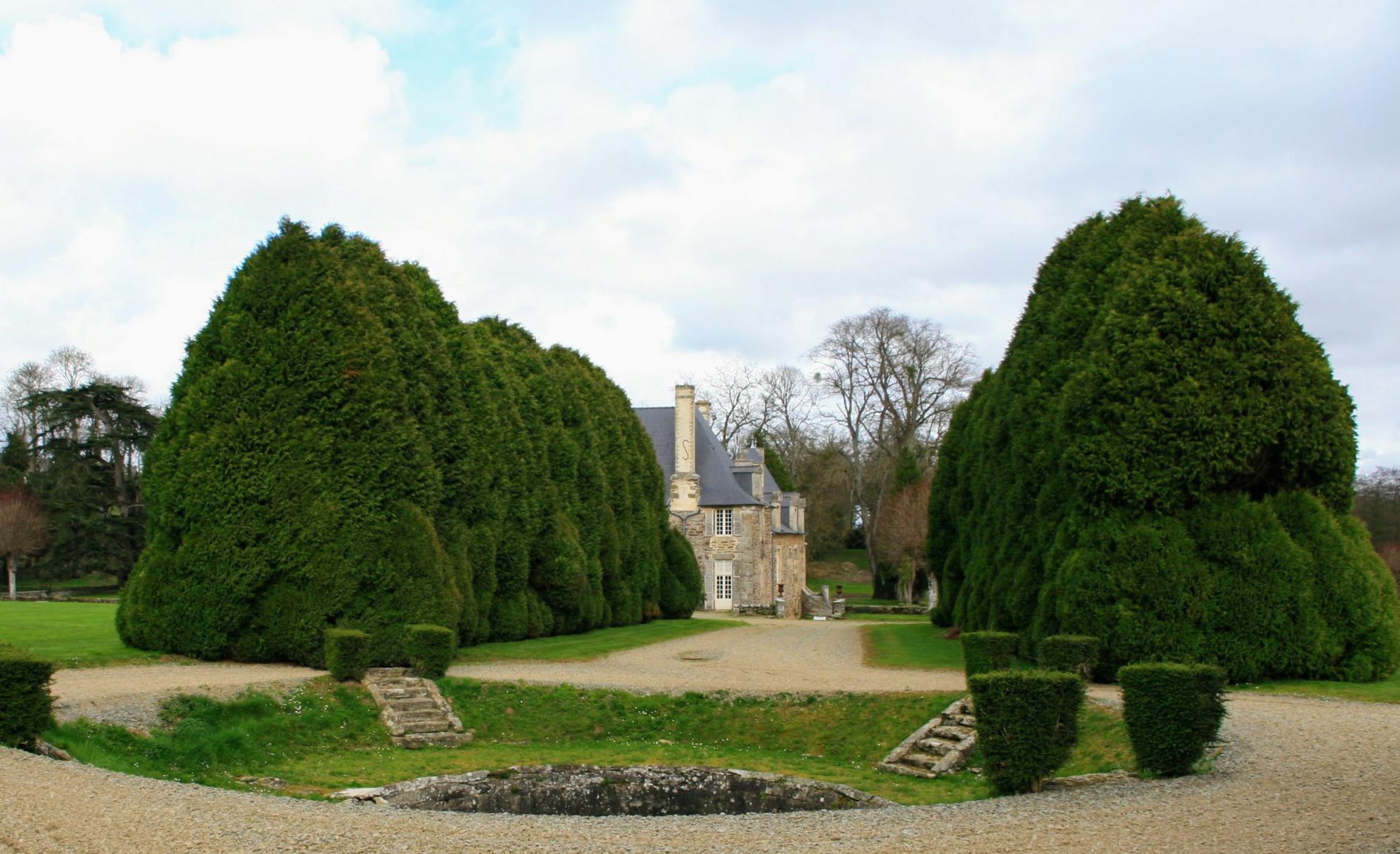 Château 17-18e s. ISMH dépendances et parc 