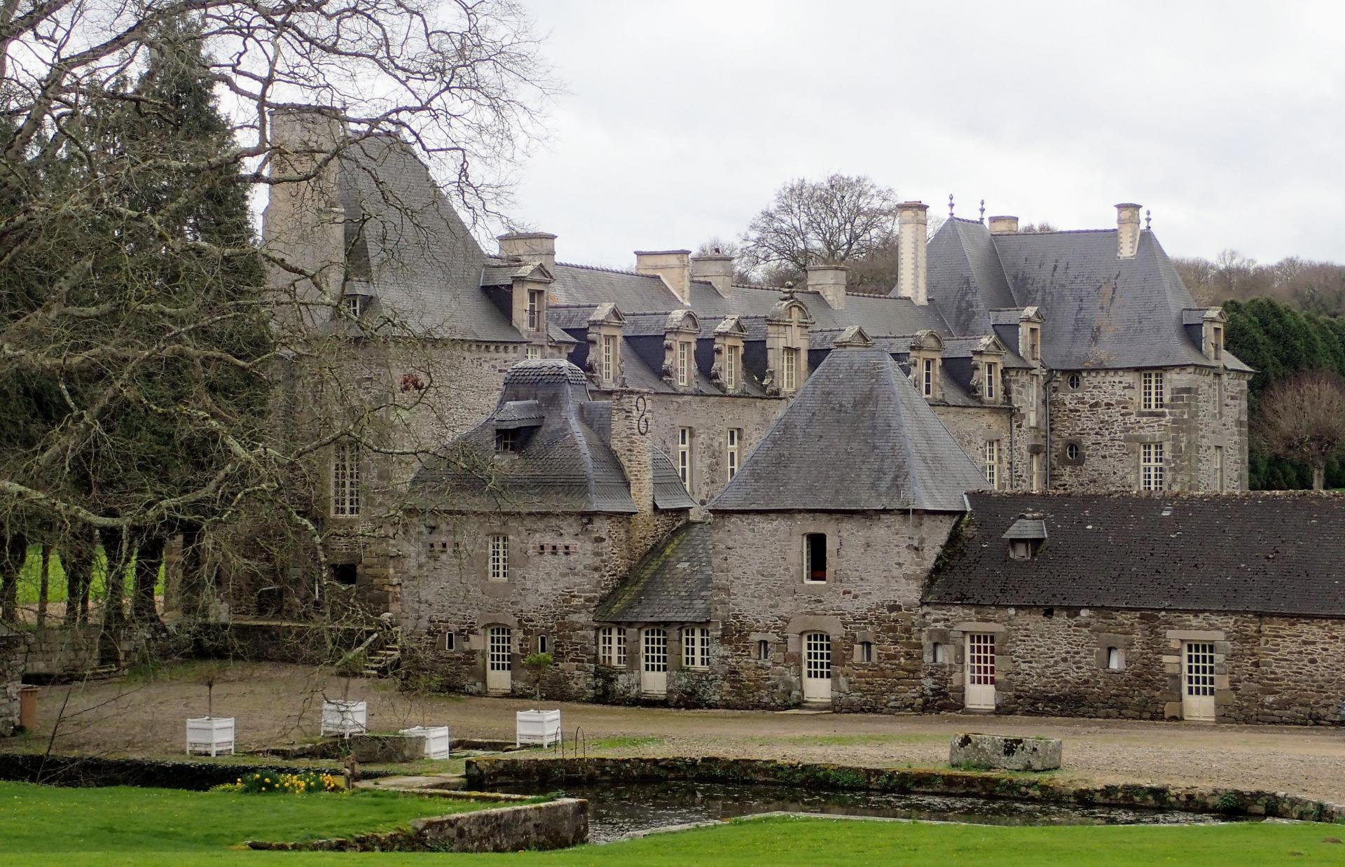 Château 17-18e s. ISMH dépendances et parc 
