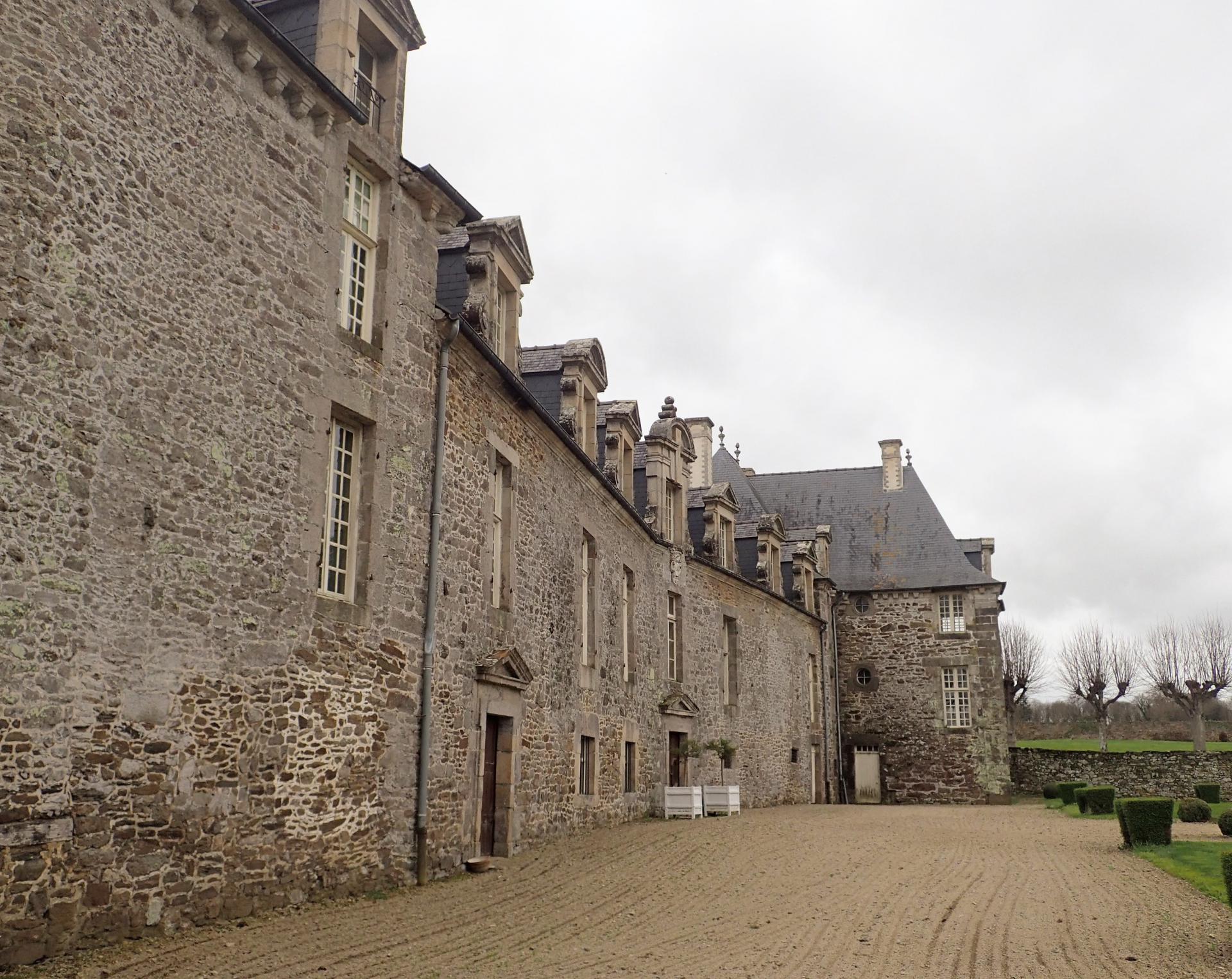 Château 17-18e s. ISMH dépendances et parc 