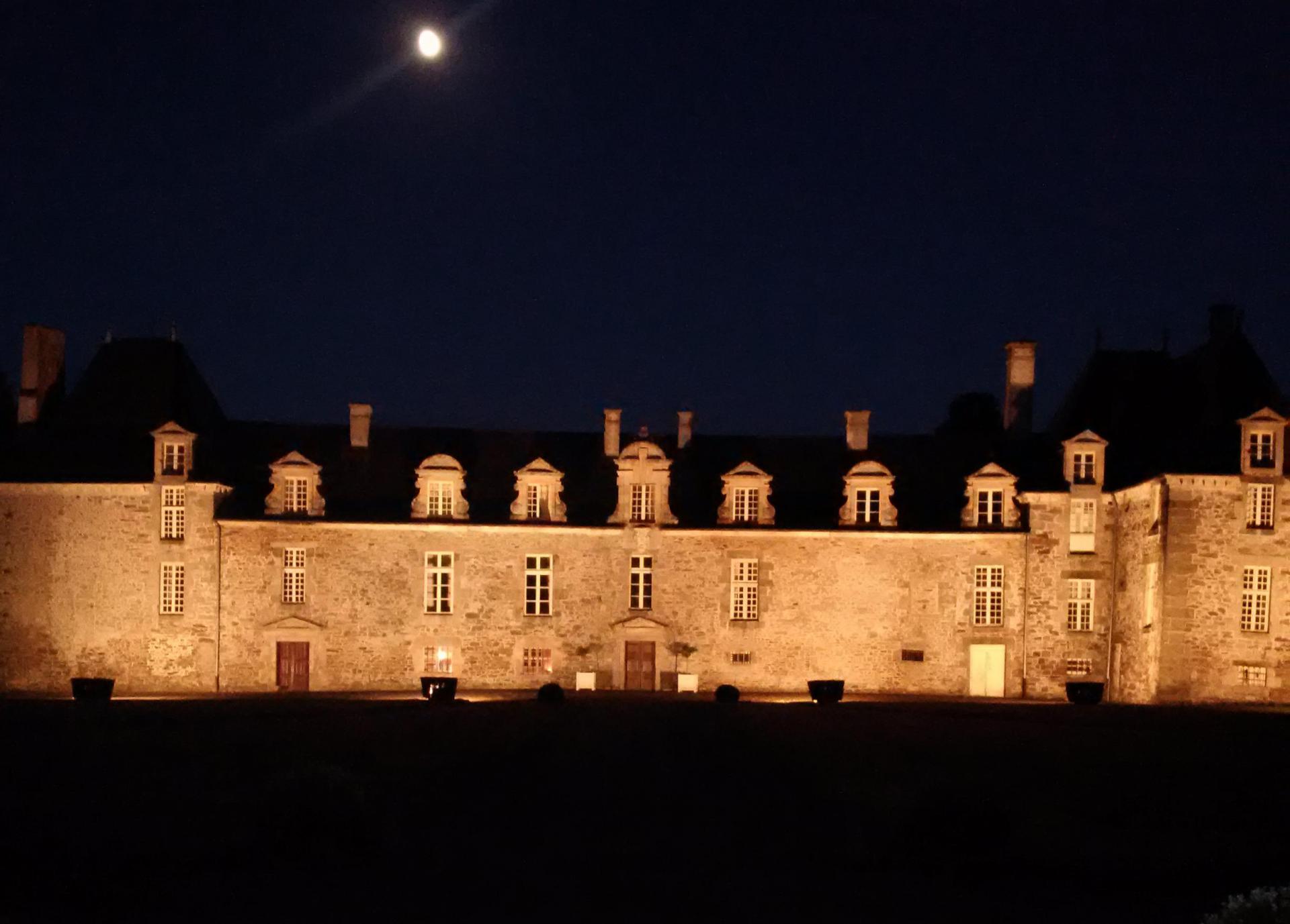 Château 17-18e s. ISMH dépendances et parc VENDU