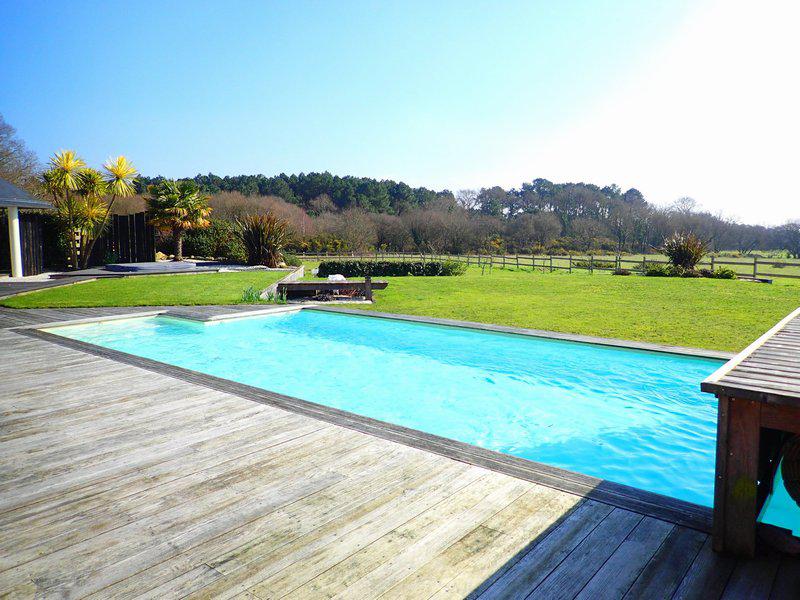 Grande maison contemporaine piscine garages