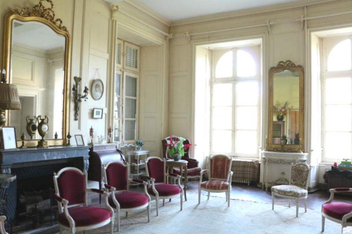 Petit château à restaurer 8 chambres parc 2,1Ha