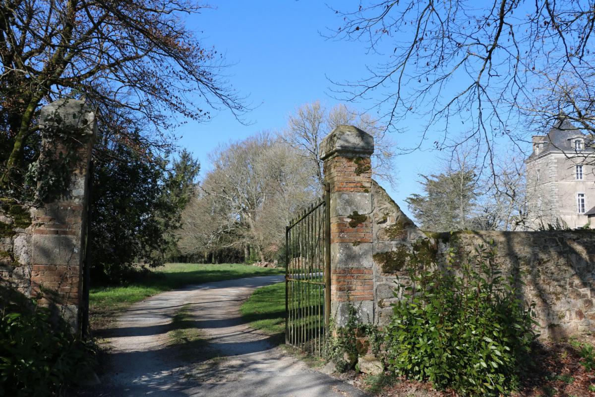 Petit château à restaurer 8 chambres parc 2,1Ha