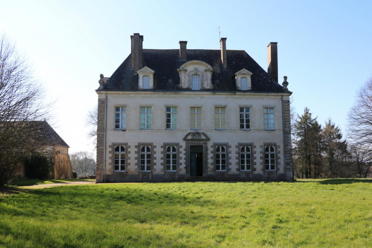 Petit château à restaurer 8 chambres parc 2,1Ha