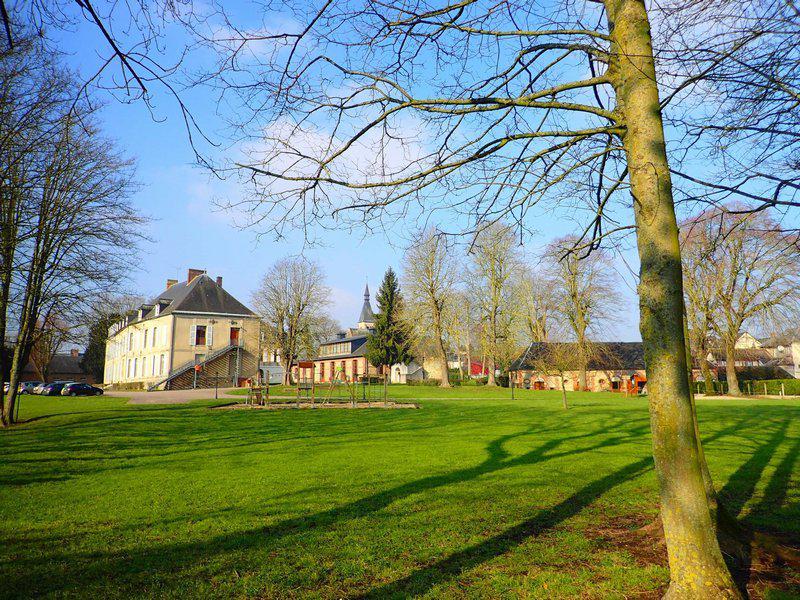 Propriété 1500 m2 hab. château dépendances 2,8Ha