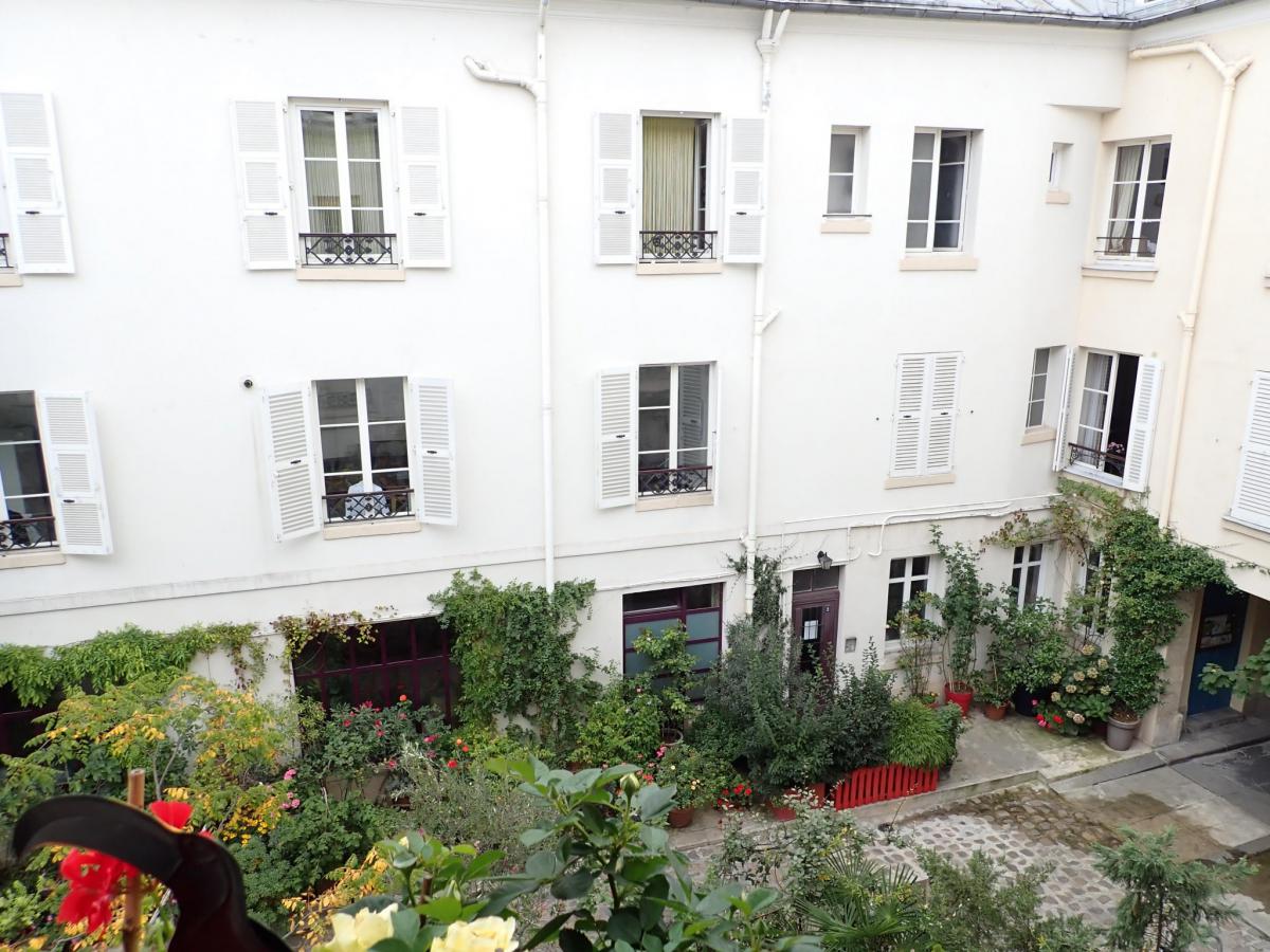 11e Viager Appartement 38m2 sur cour 2e ét. sud