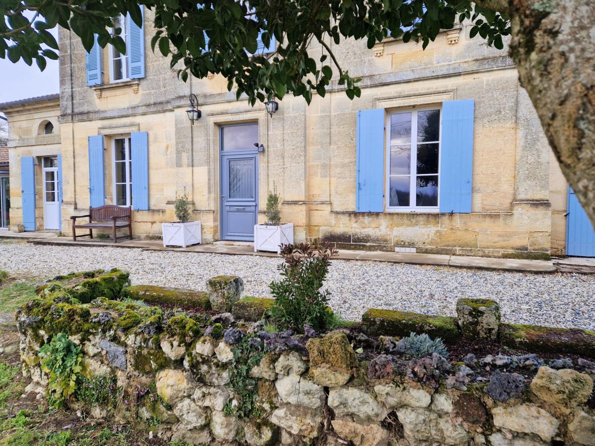 Maison de maître vue sur les vignes 4 ch jardin puits garage