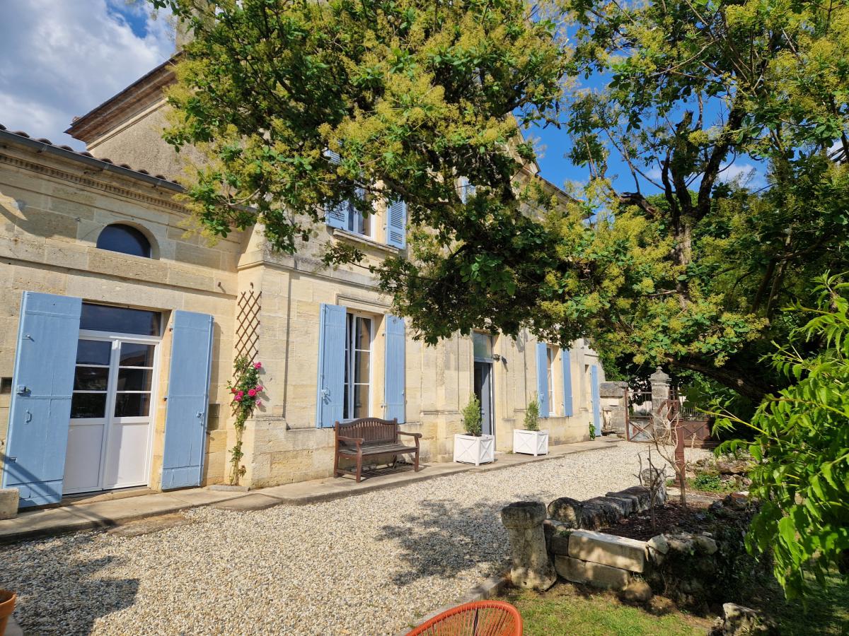 Maison de maître vue sur les vignes 4 ch jardin puits garage