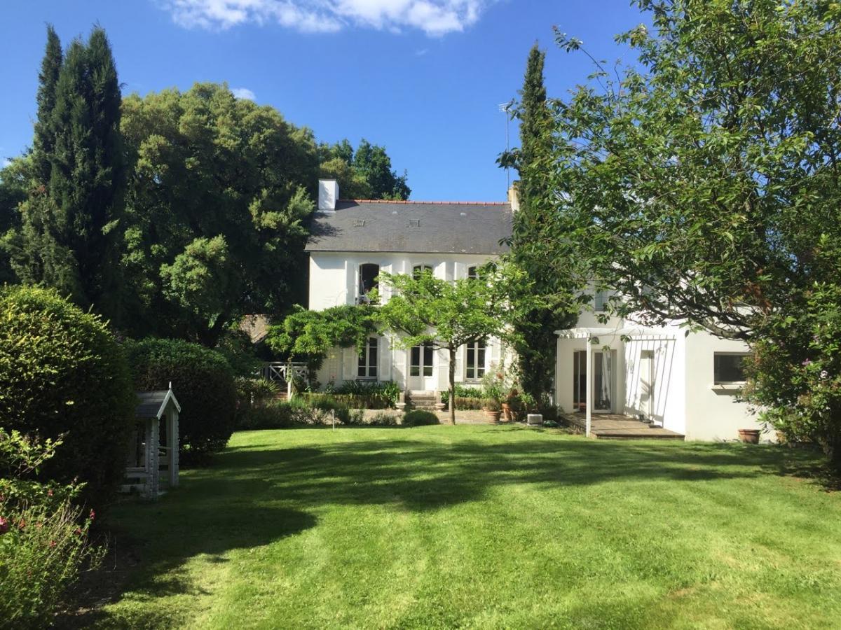 Ploërmel centre grande maison et dépendance parc 1,18Ha