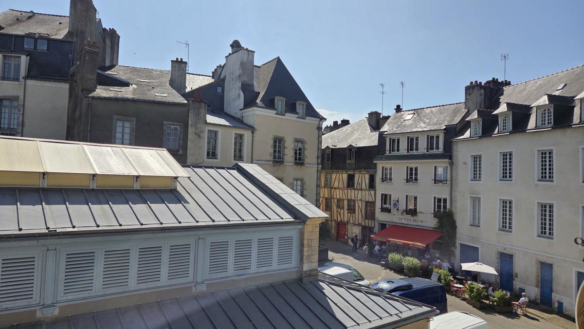 Vannes intra-muros appartement rénové traversant 1 ch