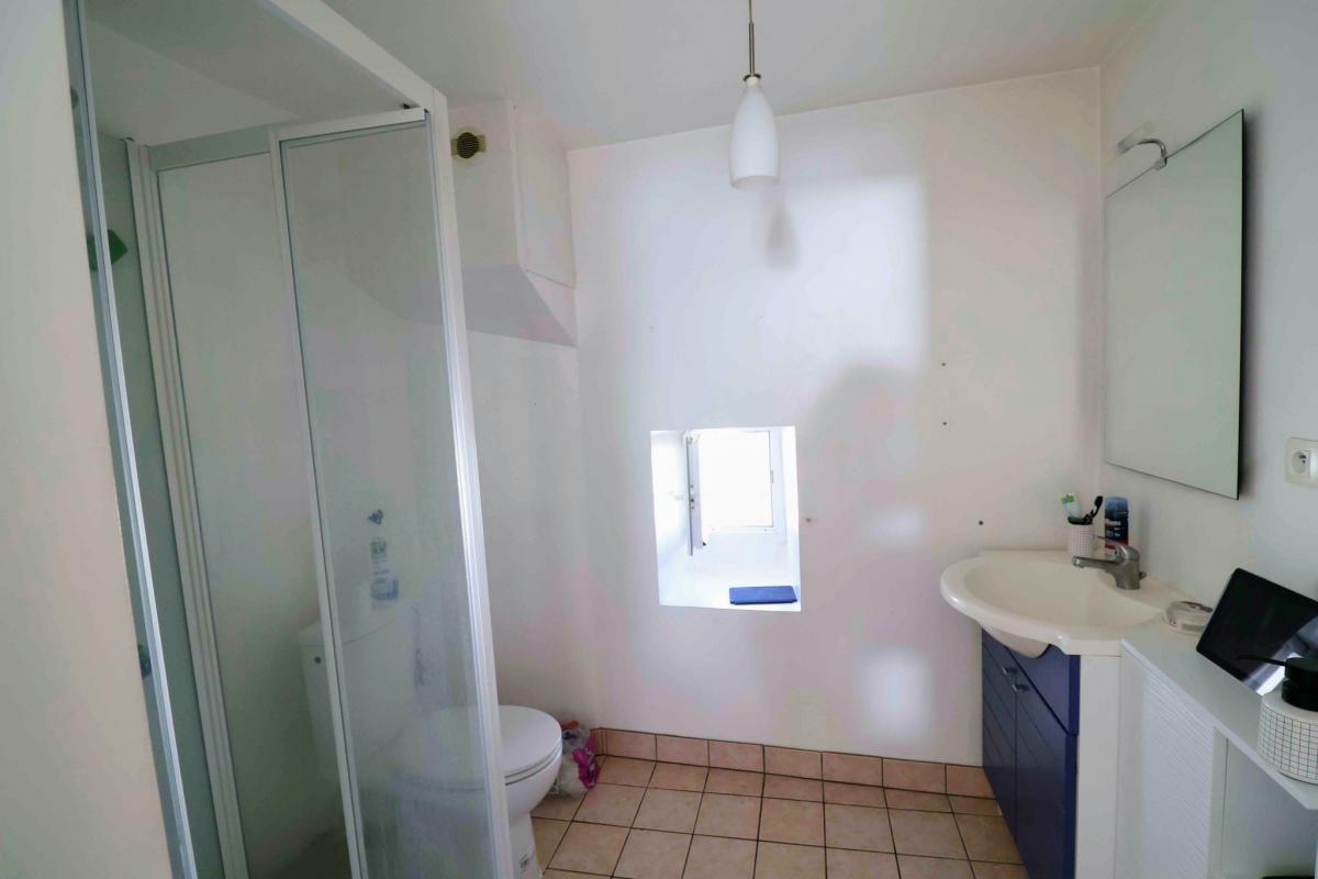 Vannes intra-muros appartement rénové traversant 1 ch