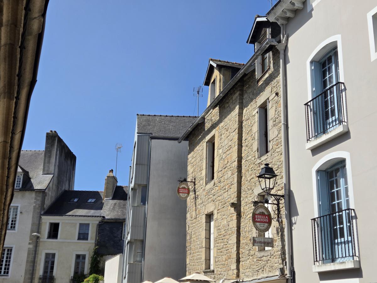 Vannes intra-muros appartement rénové traversant 1 ch