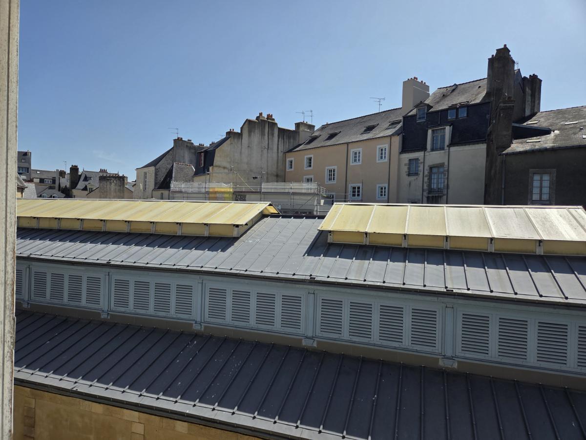 Vannes intra-muros appartement rénové traversant 1 ch