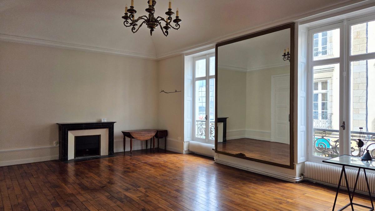 Centre-ville appartement ancien 2 ch lumineux 