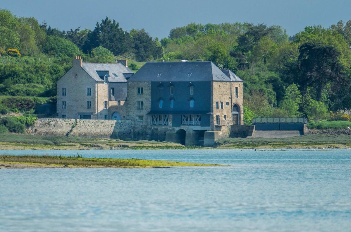 Propriété unique vue imprenable sur la rivière vers la mer