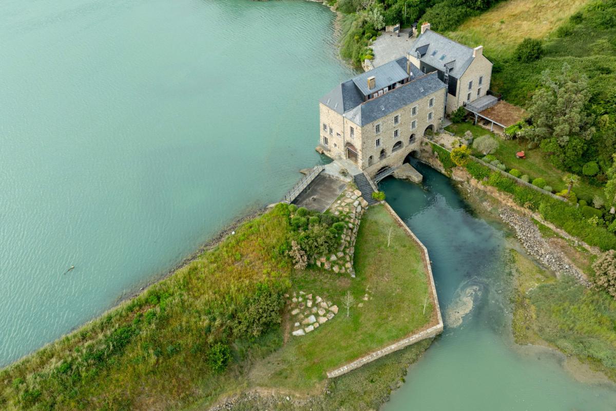 Propriété unique vue imprenable sur la rivière vers la mer