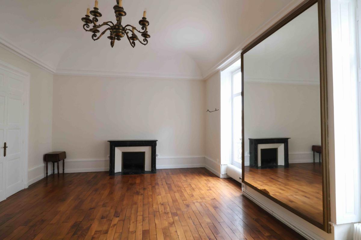 Centre-ville appartement ancien lumineux 2 ch cave