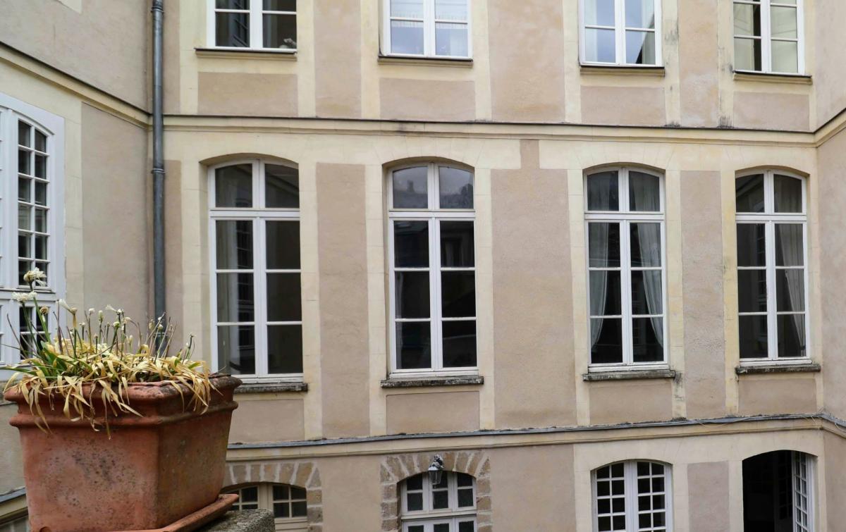 Intra-muros bel appartement ancien lumineux