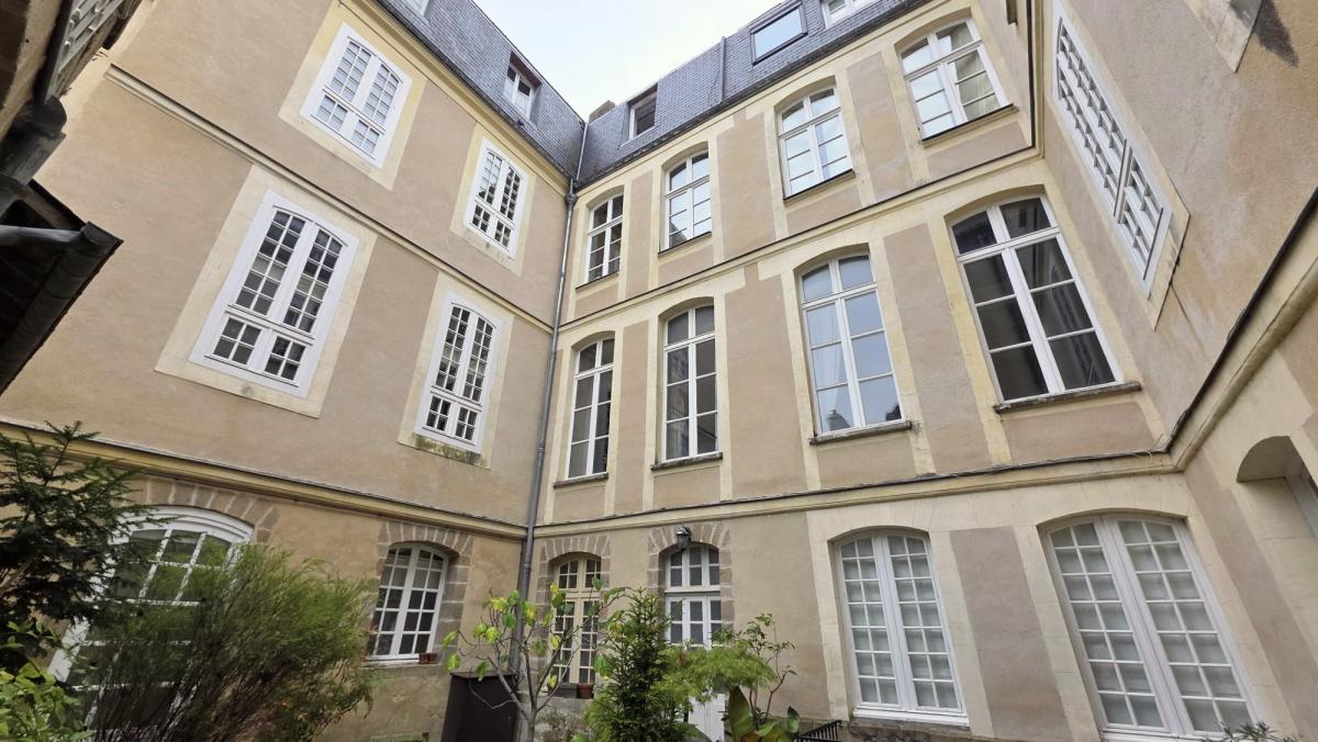 Intra-muros bel appartement ancien lumineux