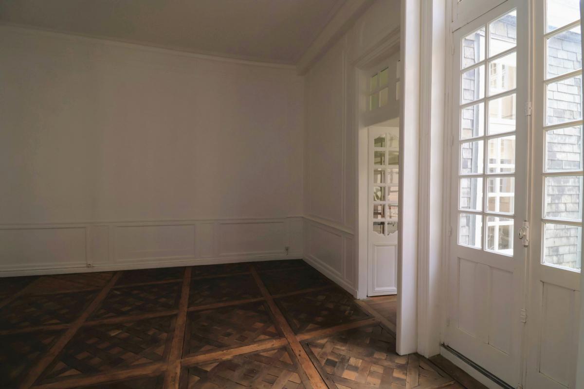 Appartement ancien 2 chambres cave cour-terrasse 