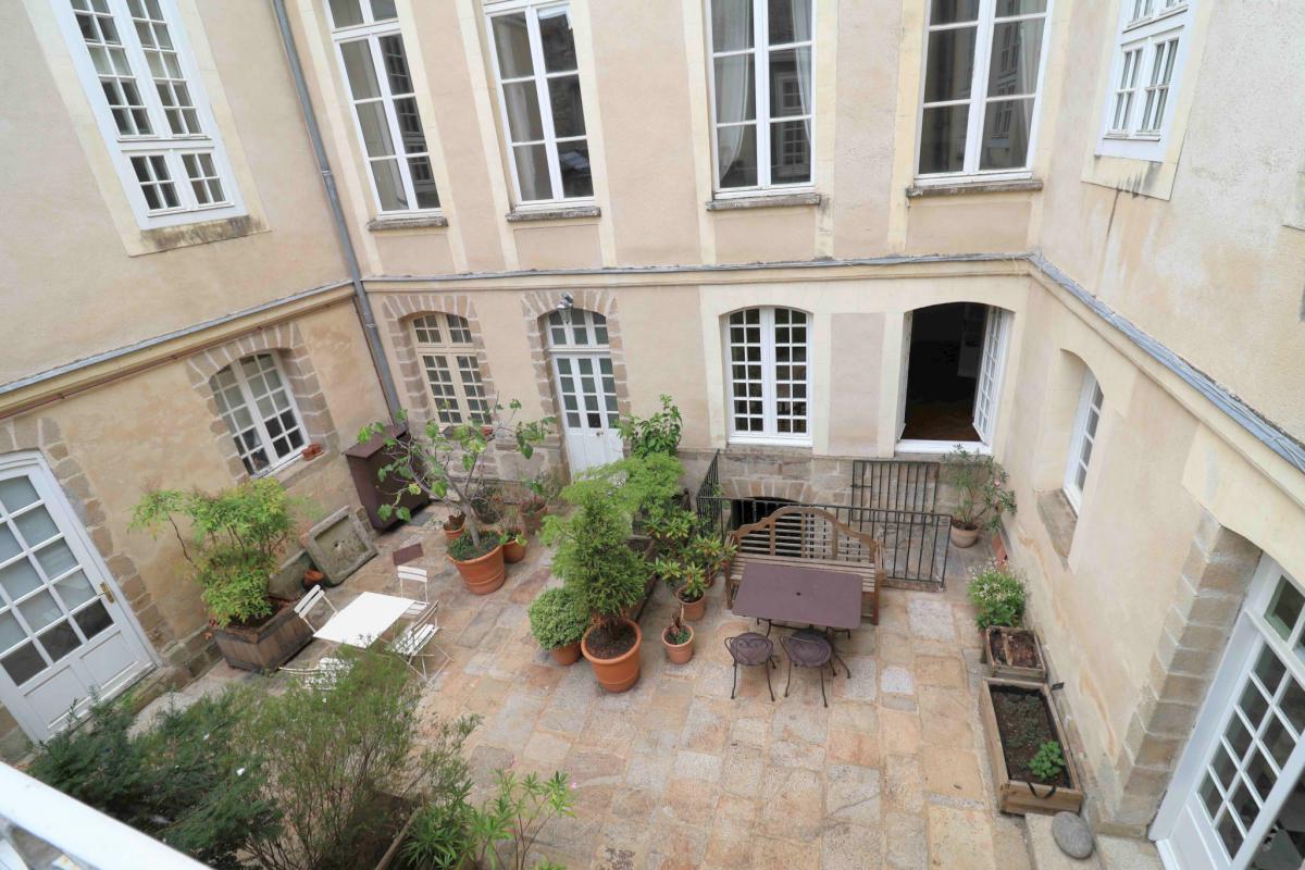 Appartement ancien 2 chambres cave cour-terrasse 