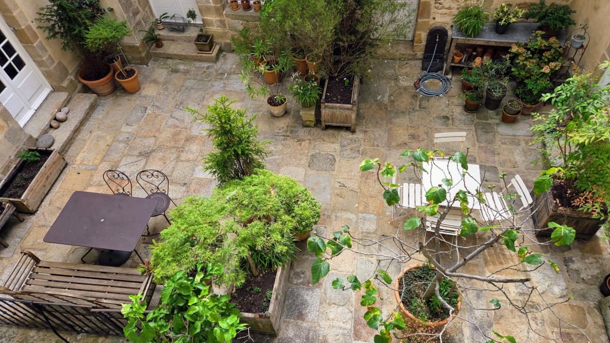 Appartement ancien 2 chambres cave cour-terrasse 