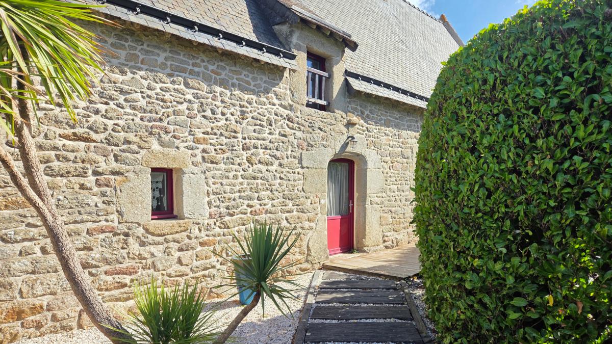 Maison ancienne rénovée jardin piscine