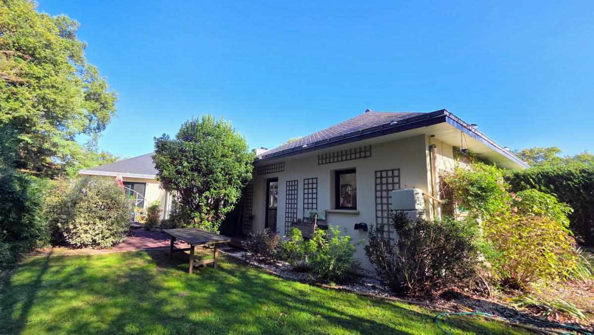 Propriété plain-pied 4 ch double garage parc arboré